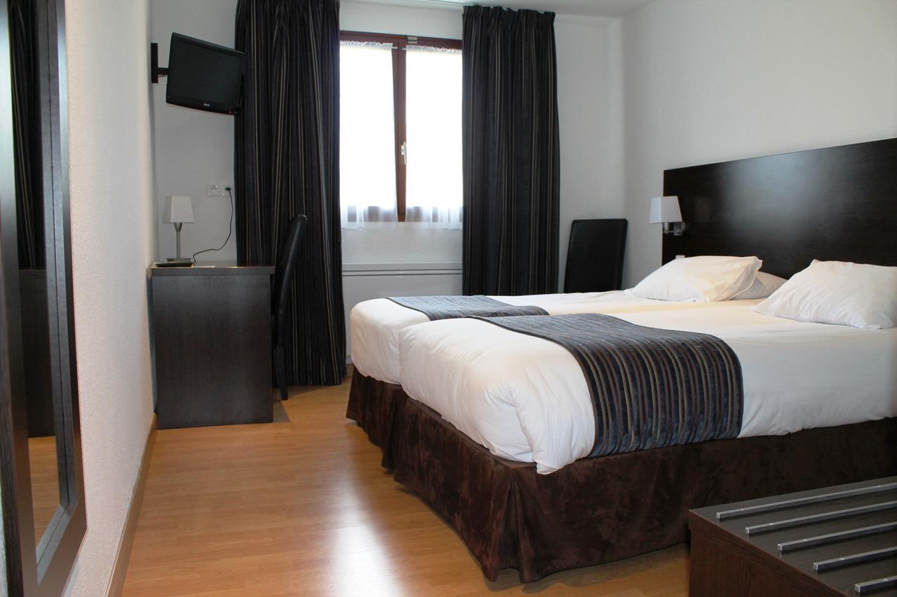 Logis Hotel Restaurant De L'Abbaye Ferrieres-en-Gatinais Room photo